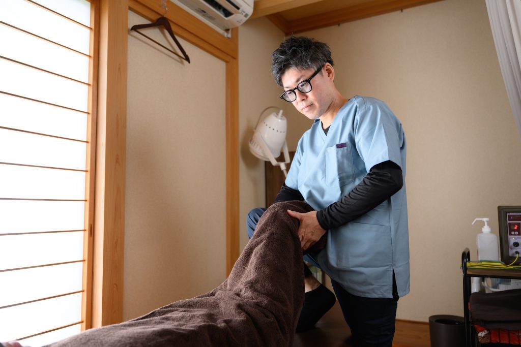 沼津市の接骨院で股関節痛改善のために膝の施術を受ける女性