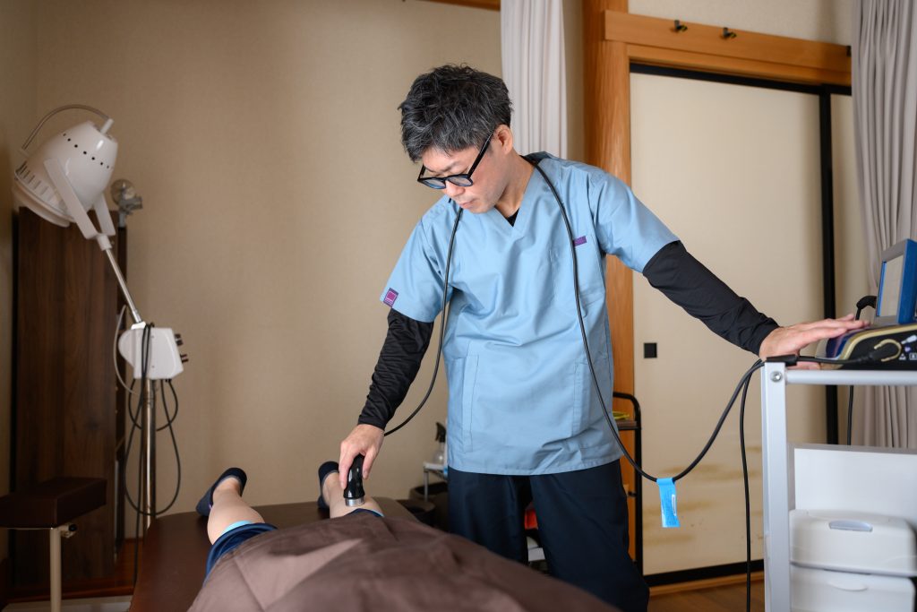 沼津市の接骨院でオスグッド改善のために超音波治療を受けるイメージ