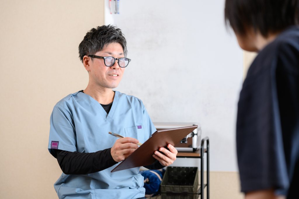 沼津市の接骨院でオスグッド改善のためのカウンセリングを受けるイメージ