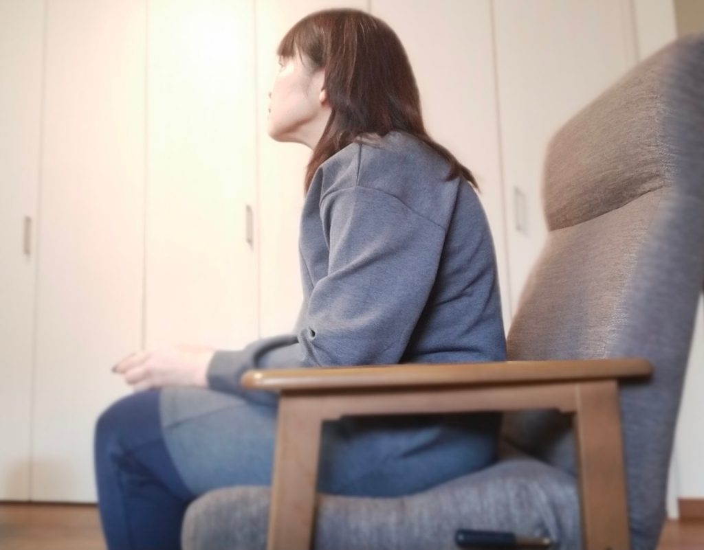 沼津市で姿勢が悪くなり股関節が痛くなる女性のイメージ